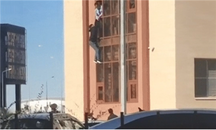 В Нур-Султане задержанный пытался покинуть здание полиции через окно