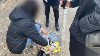 В Акмолинской области полицейские задержали школьницу при закладке "синтетики"