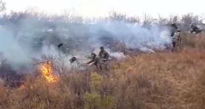 В Аксайском ущелье Алматинской области третий день тушат пожар