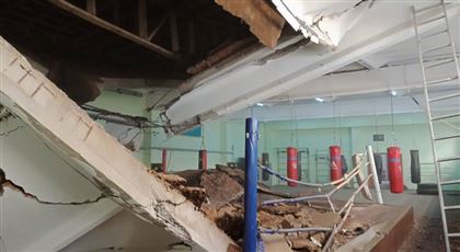 Потолок спортшколы обрушился в Павлодаре: у здания выставили охрану