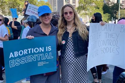 Беременная Дженнифер Лоуренс пришла на митинг в поддержку абортов
