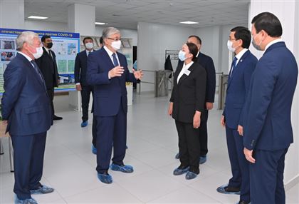 Президент Казахстана посетил завод по производству вакцины QazVac