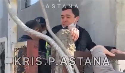 Судебный исполнитель в Казахстане получил два удара по рёбрам, когда пришёл сносить пристройку на чужом участке - видео