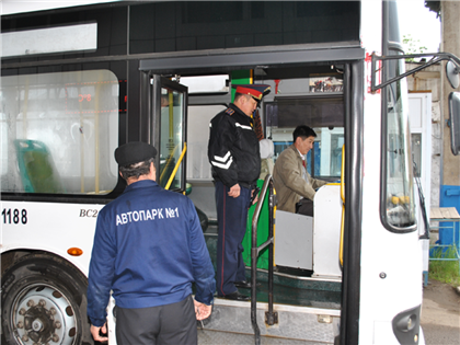 Алматинские полицейские проверяют автобусы