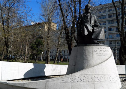 Казахстанец попросил полицейских защитить памятник Абаю в Москве 