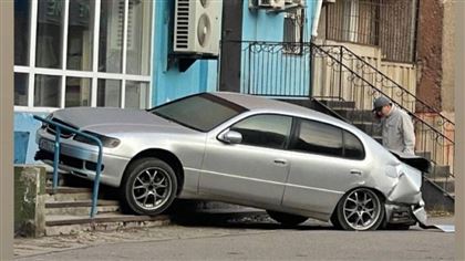 В Павлодаре в результате аварии автомобиль оказался на крыльце магазина