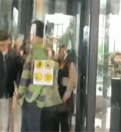 Фанатки Димаша заблокировали дверь в отеле ради автографов
