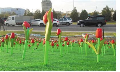Некуда девать деньги: вместо деревьев  в Актау высадили светодиодные тюльпаны