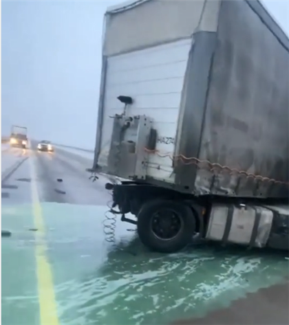 ДТП с участием грузовой машины попало на видео близ Нур-Султана