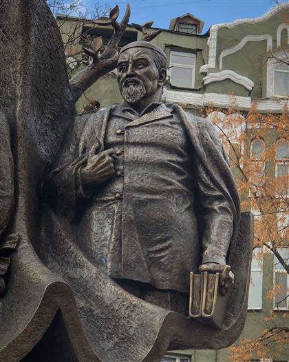 В Харькове установлен памятник Абаю