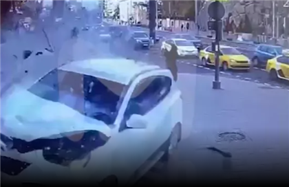 В Москве автомобиль на полном ходу врезался в ресторан