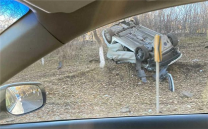 В Алматинской области автомобиль слетел с трассы и перевернулся