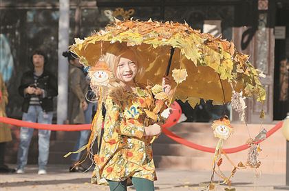 В Байконыре на местном Арбате прошел конкурс оригинальных зонтов “Осеннее настроение”