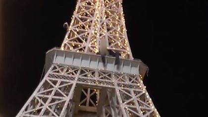 В Алматы пьяный мужчина пытался спрыгнуть с "Эйфелевой башни"