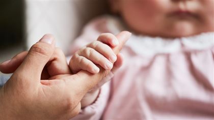 Найденная в подъезде многоэтажного дома новорожденная обрела родителей в Караганде
