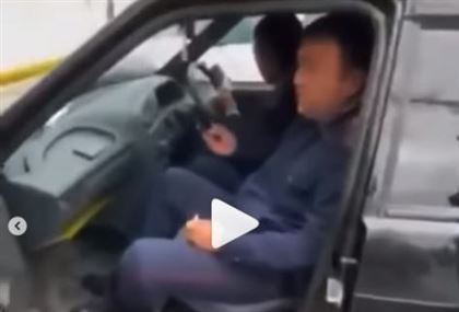 В Туркестанской области полицейского оштрафовали за брошенный окурок