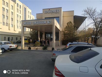 Сотни пациентов и врачей не пустили в поликлинику Шымкента