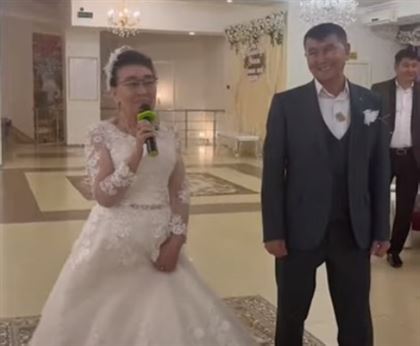 Белое платье и лимузин: 69-летняя казахстанка отметила свадьбу с размахом