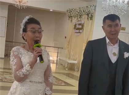 69-летняя женщина в платье невесты взбудоражила казахстанцев 