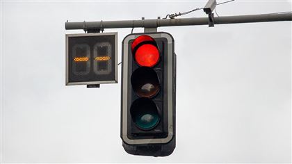 На крупных перекрестках столицы горит только красный сигнал светофора 