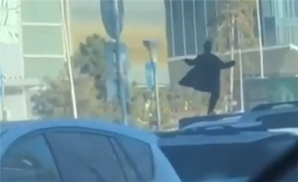 Полиция Алматы поймала водителя, который катал на крыше "Гелендвагена" мужчину в плаще