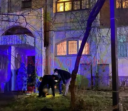 26-летняя девушка, наглотавшись таблеток, выпрыгнула с 5 этажа в Алматы