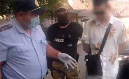 "Пытались смыть в унитаз" - алматинские полицейские задержали наркоторговцев с особо крупной партией