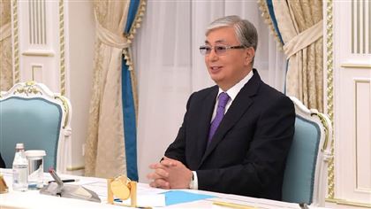 Президент Казахстана вручил по три миллиона тенге молодым казахстанцам