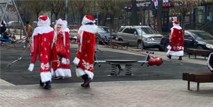 «Куда смотрит Бекшин?»: на Дедов Морозов без масок обратили внимание алматинцы