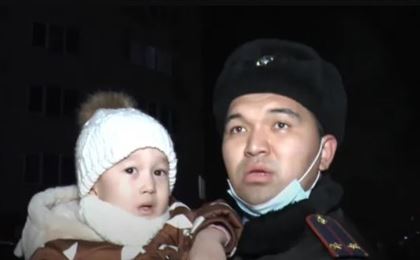 35 полицейских спасали людей при пожаре в многоэтажном доме в Алматы