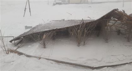 Сильный ветер сорвал крышу с пятиэтажного дома в Уральске