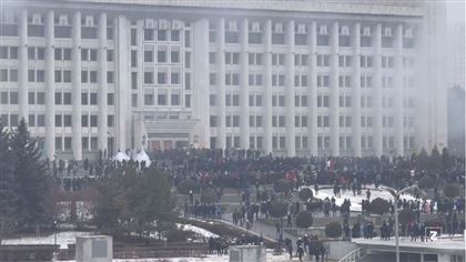 Акимат Алматы штурмуют митингующие