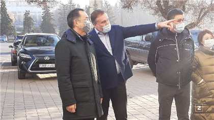 Аким Алматы посетил разгромленные офисы телеканалов и СМИ