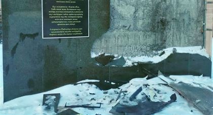 В Павлодаре пьяный водитель в результате ДТП разрушил памятник