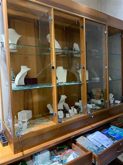 "Выносили драгоценности и мебель": как грабили ювелирные магазины в Алматы