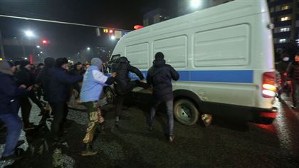 "Қолдарында қару жоқ. 20 полицияны талпаның ішіне кіргізіп жіберді": Терроршылар әскерилерді ұрып, киімдерін жыртқан