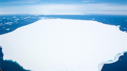 Самый большой в мире айсберг сбросил огромный объем пресной воды - СМИ