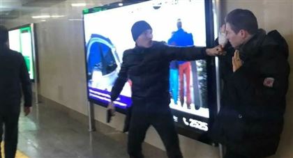 Двое парней избили подростков, угрожая им пистолетом, в метро Алматы