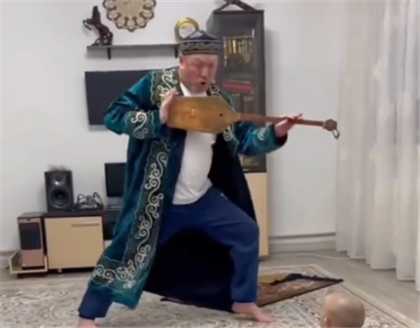  "Дедушка на хайпе" - казахстанцев растрогало выступление пожилого мужчины перед внуком