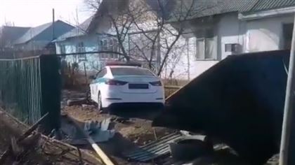 Полицейская машина протаранила ограждение частного дома в Алматинской области