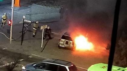В Актау на проезжей части загорелся автомобиль