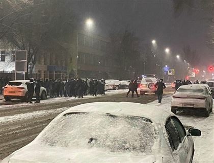"Массово напишем рапорты об увольнении": полицейские Талдыкоргана вышли на митинг в защиту своего коллеги