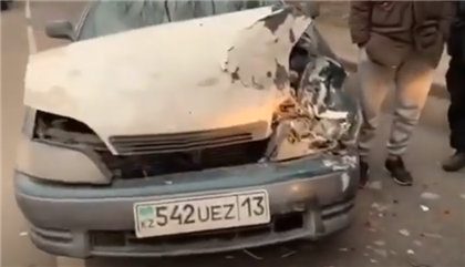 В Алматы водитель выехал на встречную полосу и на полной скорости врезался в чужую машину - видео