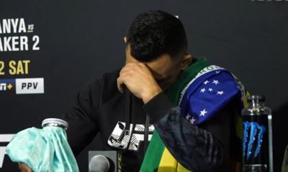 Соперник казахстанца расплакался из-за денег на пресс-конференции после боя в UFC