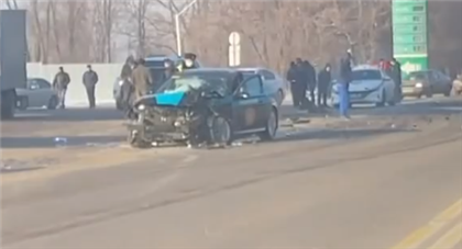В Алматинской области случилось массовое ДТП с участием патрульной машины