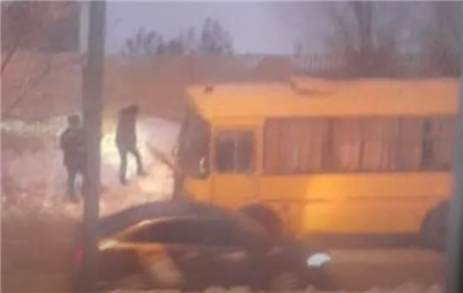 В Актобе загорелся автобус с детьми