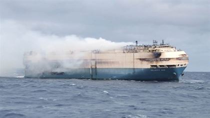 В Атлантическом океане потушили пожар на корабле с элитными автомобилями