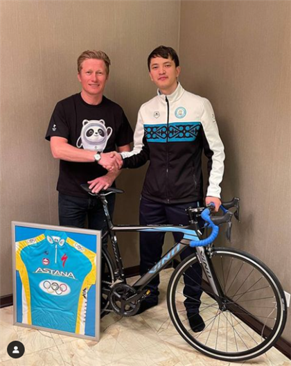 Александр Винокуров подарил шорт-трекисту Абзалу Ажгалиеву долгожданный велосипед