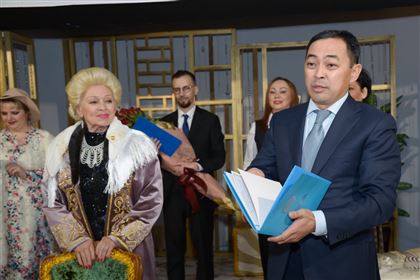 Президент поздравил заслуженную артистку Казахстана Валерию Крымскую с юбилеем