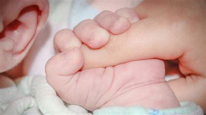 В Шымкенте девушки нашли на улице новорожденного ребенка